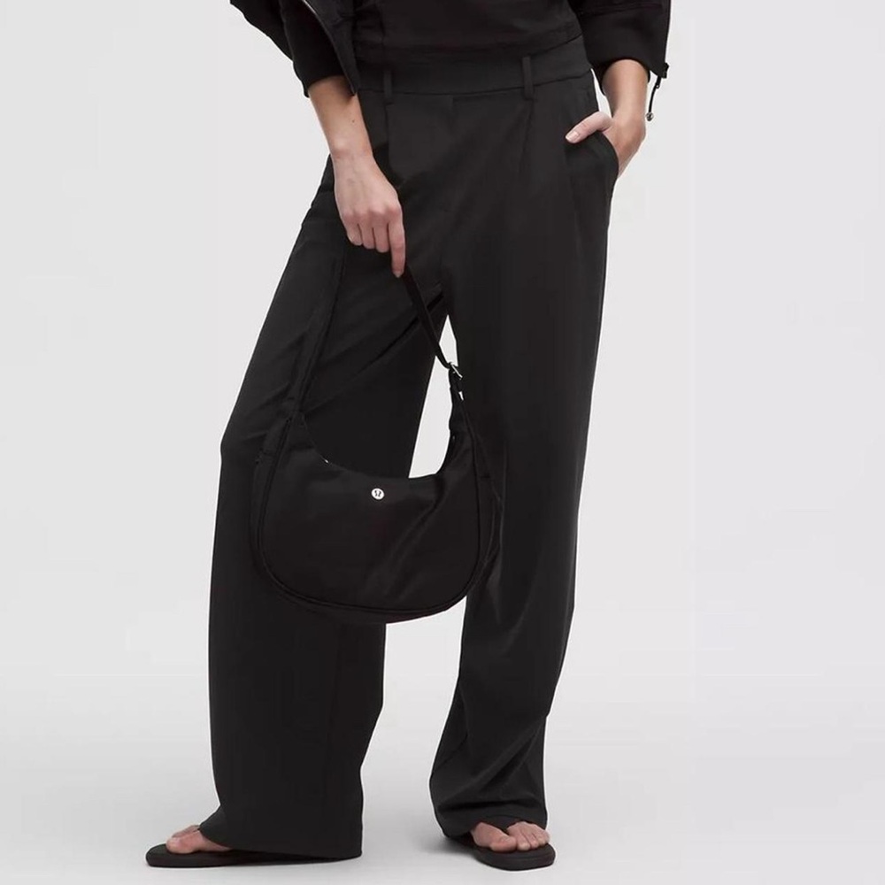 [SOLD] NWT Lululemon Daydrift High-Rise Wide-Leg Trouser Short
(Black) XS
